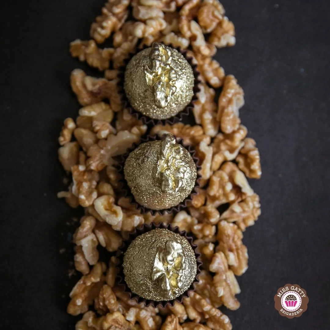 Brigadeiros dourados Miss Gatty