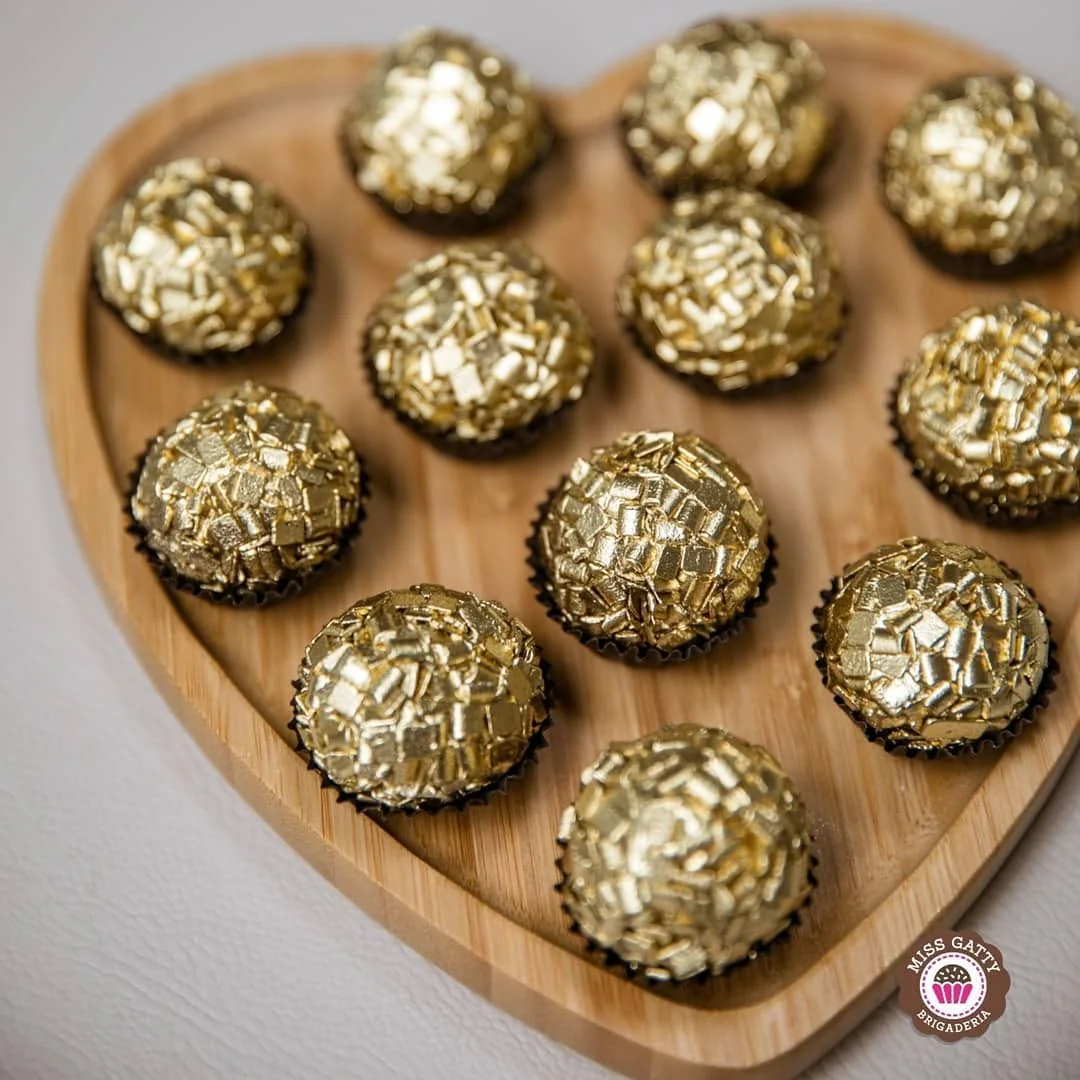 Brigadeiros dourados na tábua